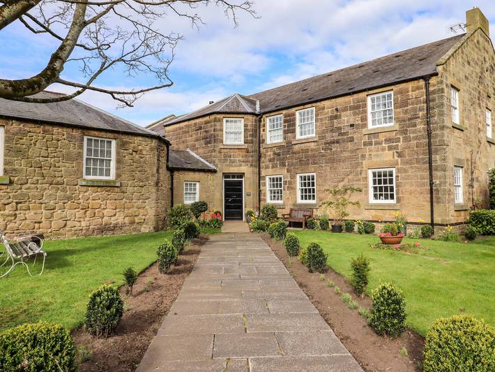 Log cabin for 6 people, with garden, with pets in Alnwick
