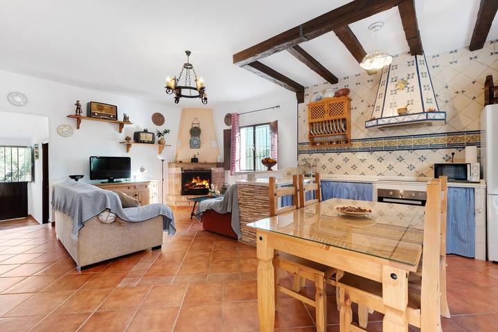 Vacation Home 'Vista Al Valle - Caminito Del Rey' with Mountain Views & Air Conditioning in Valle de Abdalajís, Málaga Province