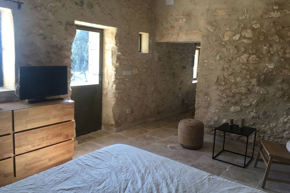 Renovated sheepfold with swimming pool in the heart of the Luberon countryside in Rustrel, Regionaler Naturpark Luberon