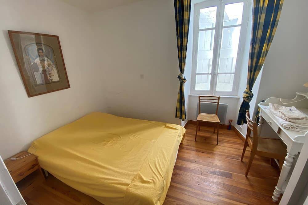 In Aveyron In The Gorges Du Tarn Le Chateau Du Cambon Sleeps 6/8 in La Cresse, Parc naturel régional des Grands Causses
