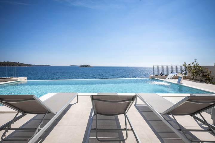 Villa für 10 Personen, mit Balkon und Meerblick sowie Pool und Sauna in Rogoznica