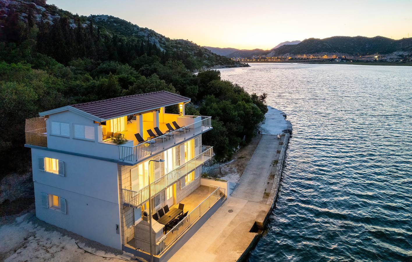 Geräumige 300 m² große Wohnung mit Terrasse, in der Nähe der Küste und des Flusses in Rogotin, Dubrovnik-Neretva