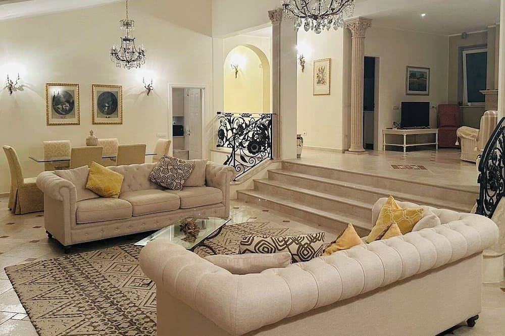 Luxurious  2-bedroom villa with private pool, Ac, Wifi , Vineyard in  Tuscany in Castelnuovo di Garfagnana, Garfagnana