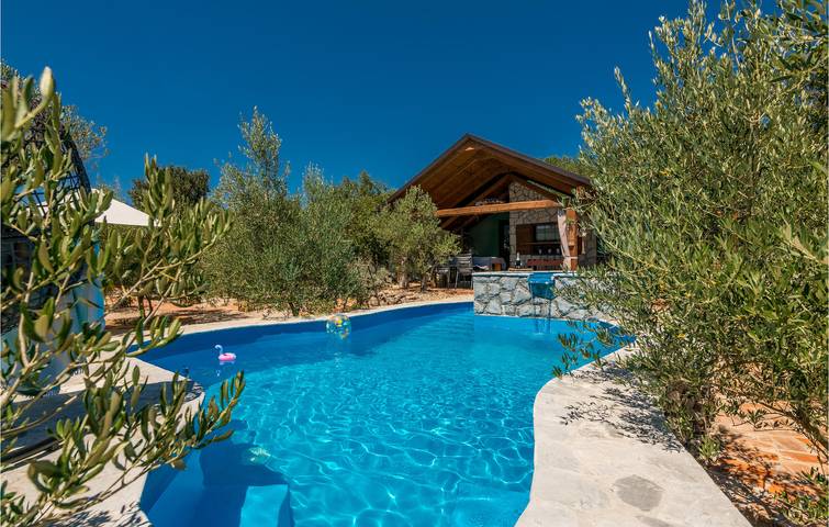 Appartement en bord de mer avec piscine, terrasse et Wi-Fi - À 400 m de la plage in Ville de Krk, Krk