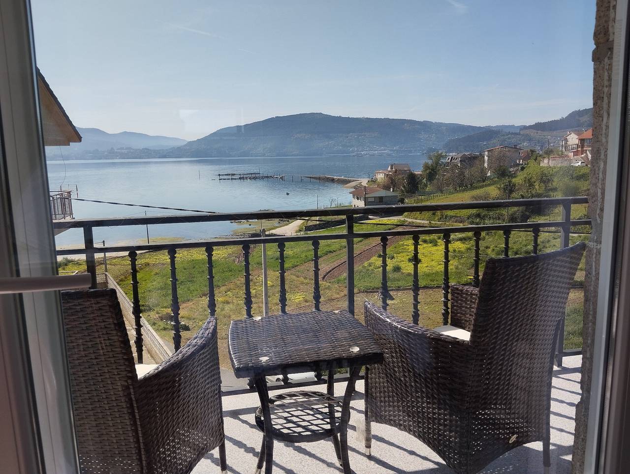 Casa vacacional 'Seaside Stay' con vistas al mar, jardín privado y Wi-Fi in Santa Cristina de Cobres, Vilaboa