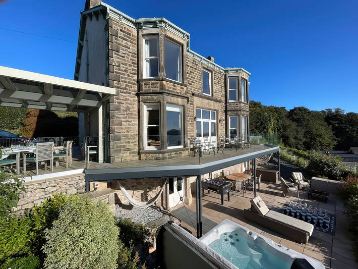 Log cabin for 14 people, with garden in Grange-over-Sands