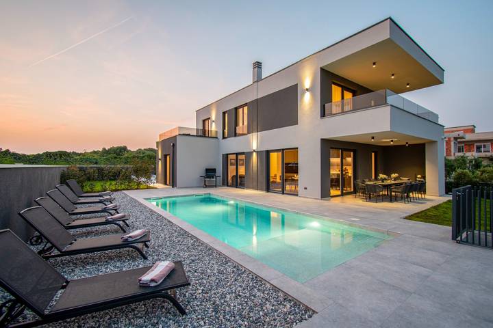 Villa für 8 Personen, mit Balkon und Terrasse sowie Garten und Pool in Premantura