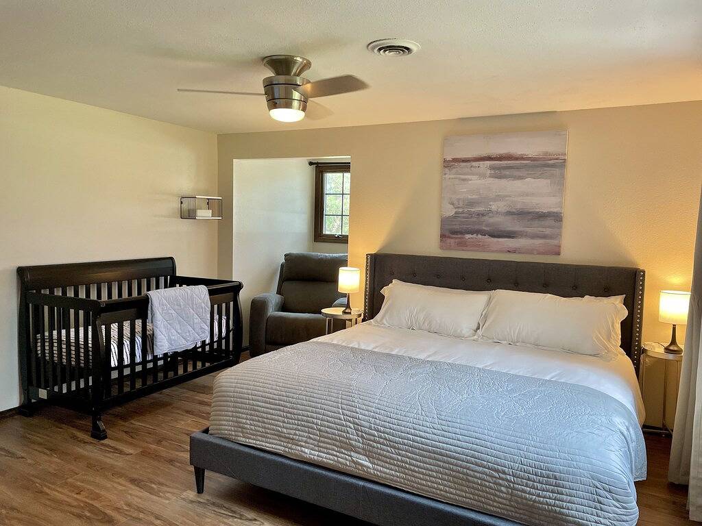 4000 sq ft Retreat, Sleeps 16, Large Great Room, Hot tub & Pool, Two masters in Kennewick, Washington