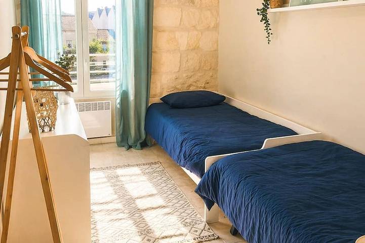 Entire apartment, Apartment overlooking the Quais de Beaucaire in Beaucaire, Nimes region