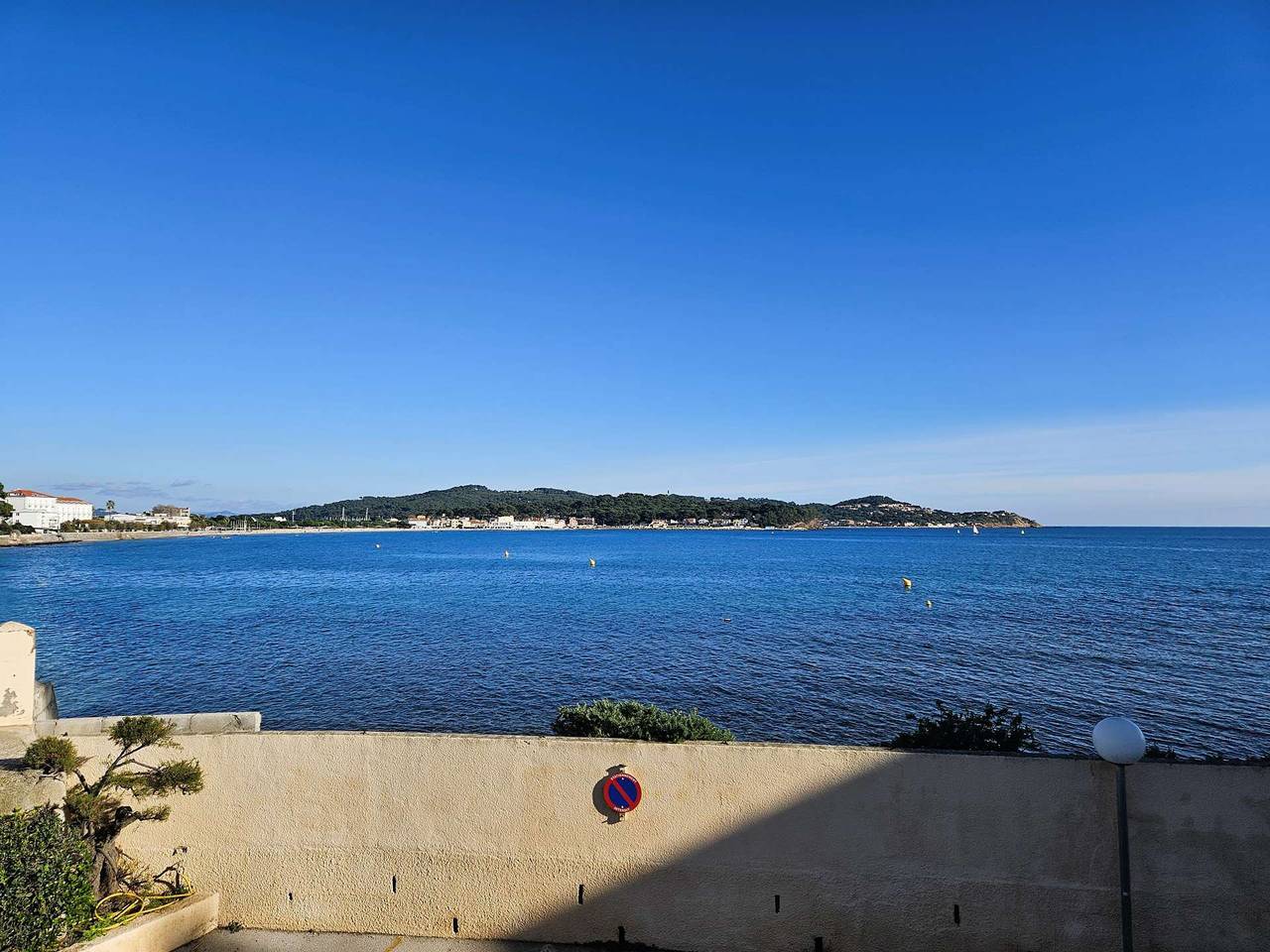 Entire holiday apartment, Facing the sea, sandy beach, everything nearby in La Seyne-sur-Mer, Toulon region