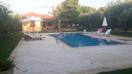 Gîte pour 4 personnes, avec vue ainsi que piscine et jardin dans Égine