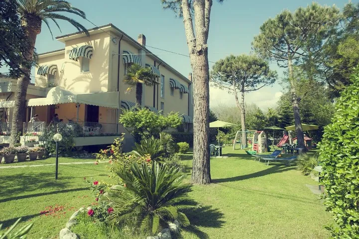 Hotel para 2 personas, con terraza y jardín - 1