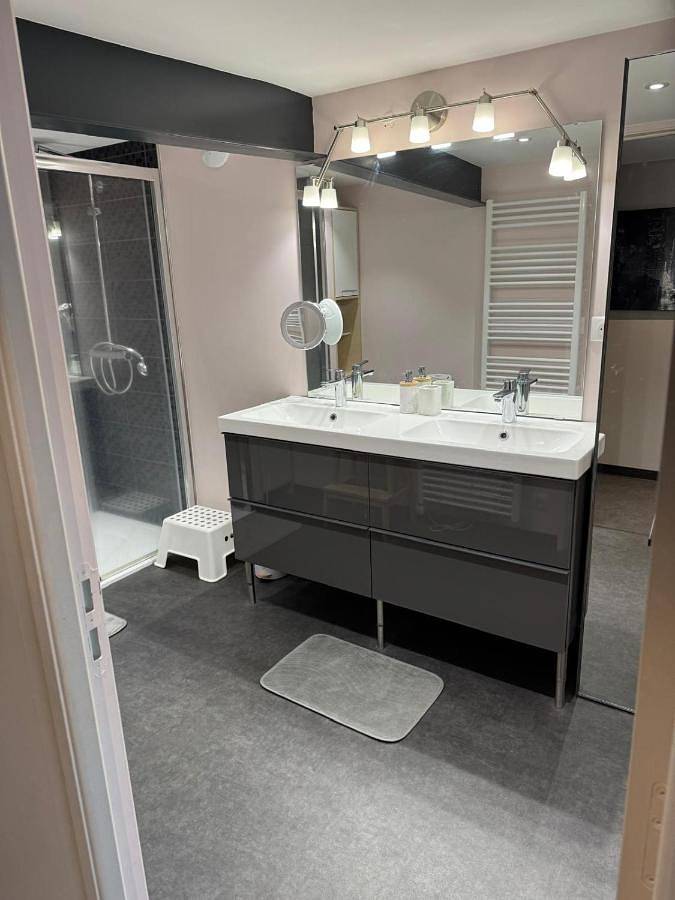 Appartement entier, Three-Bedroom Apartment in Pont-du-Château, Région de Clermont-Ferrand