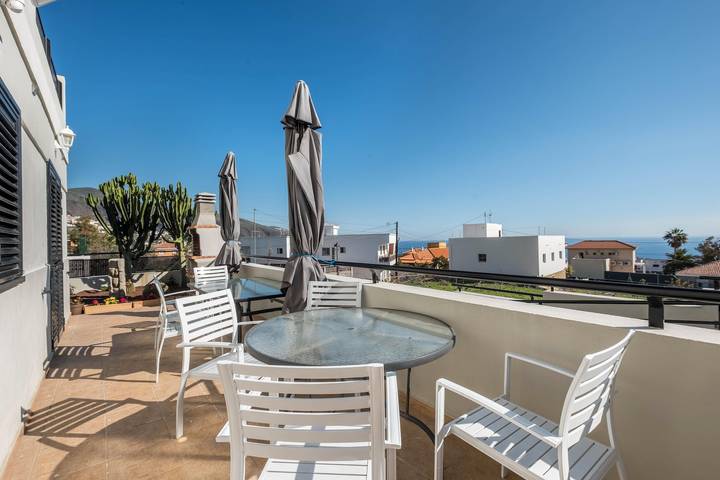 Cozy Vacation Home "Candelaria Relax" with Sea  and Mountain Views, Balcony & Terrace in Aroba, Candelaria
