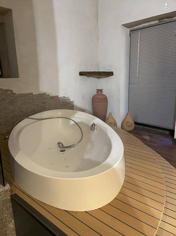 Chambre d’hôte pour 5 personnes, avec terrasse et piscine ainsi que vue et jardin à Valréas - 4