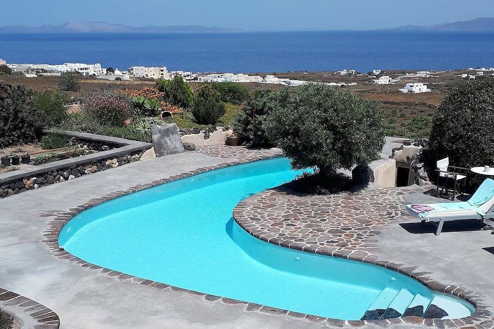 Entire apartment, Christa's Home\ncomfortable studio for 2 people, pool, breathtaking  seeview in Oia, Santorini