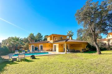 Villa pour 10 personnes, avec terrasse ainsi que piscine et jardin, animaux acceptés en Corse