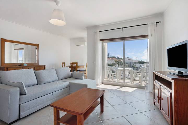 Ganze Wohnung, Ferienwohnung 'Cantinho da Sara I' mit Meerblick, Gemeinschaftspool, Garten, und Klimaanlage in Portimão, Faro Distrikt