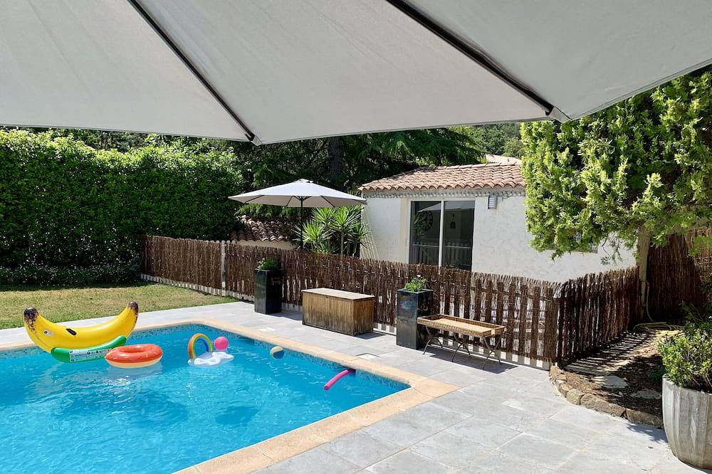 Apartamento entero, The Pool House Valbonne, moderno y luminoso estudio con aire acondicionado y estacionamiento, a 5 millones del pueblo. in Valbonne, Region de Cannes