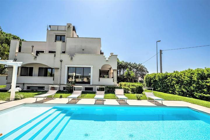 Location de vacances pour 10 personnes, avec Balcon et Terrasse ainsi que Jardin et Piscine à Torricella