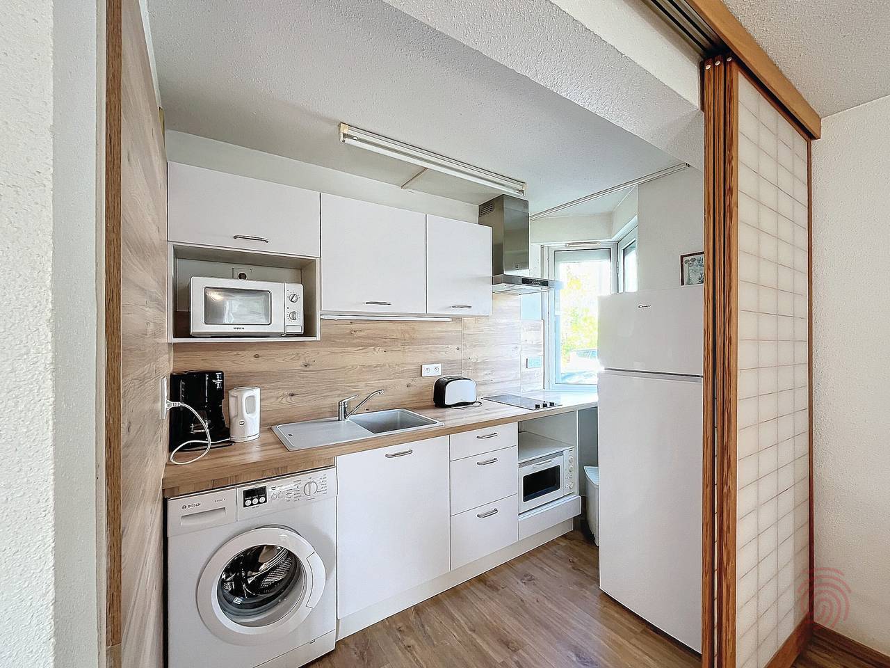 Entire studio, Cozy Studio with Terrace near Thermal Baths in Scenic Lamalou in Lamalou-les-Bains, Béziers region