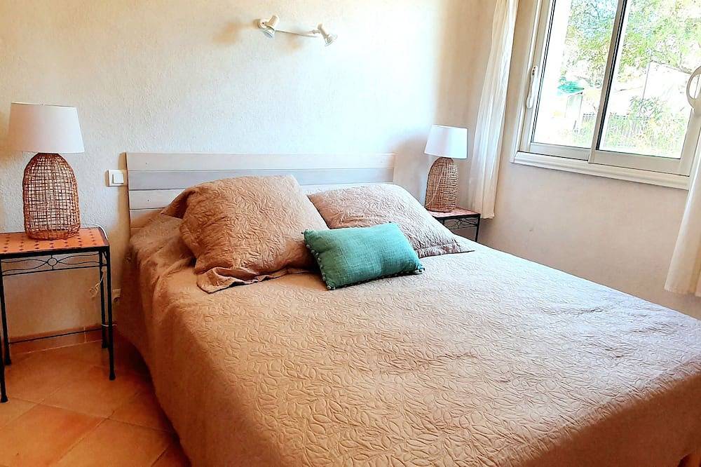 Appartement entier, Rez-de-jardin dans villa face à la mer. in Sagone, Vico