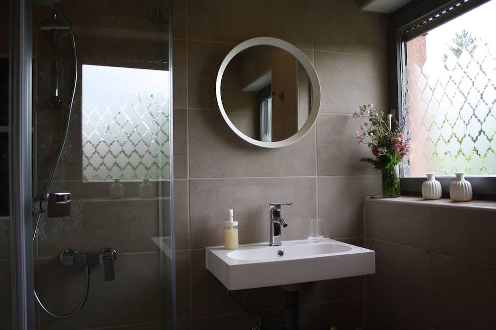 Ganze Wohnung, 2 Zimmer Fewo mit Außenpool und Sauna in Sulzfeld am Main, Fränkisches Weinland