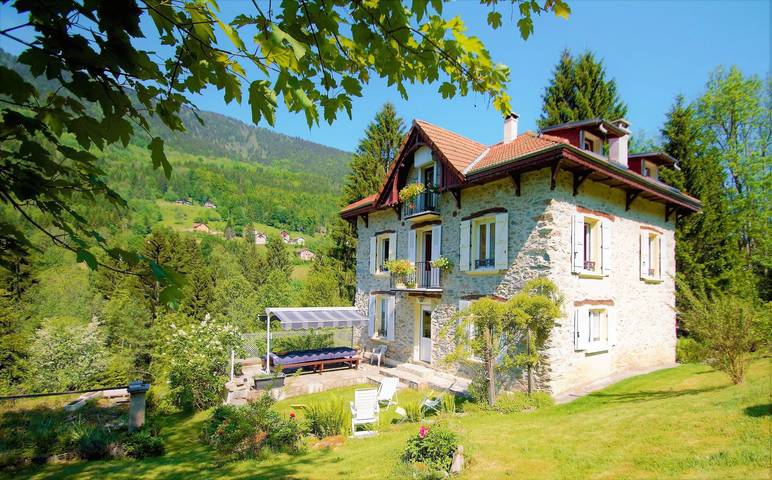 Gîte pour 10 personnes, avec Terrasse ainsi que Jardin et Vue à Pinsot