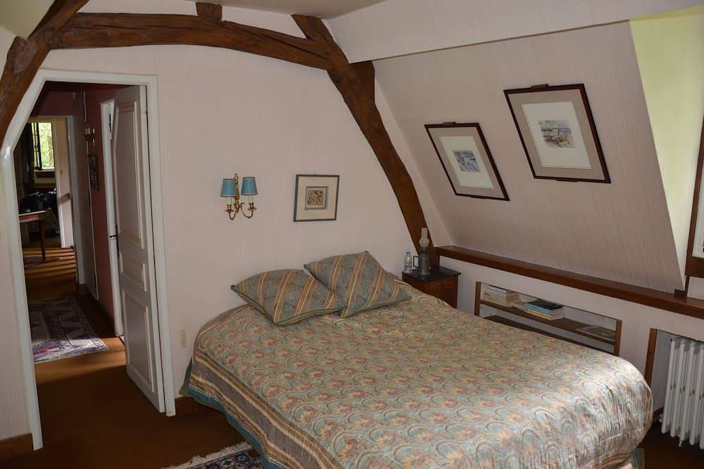 Confortable chalet Normandie avec une belle vue dans un 120 acres (53 ha) de forêt. in Condé-sur-Risle, Région de Bernay