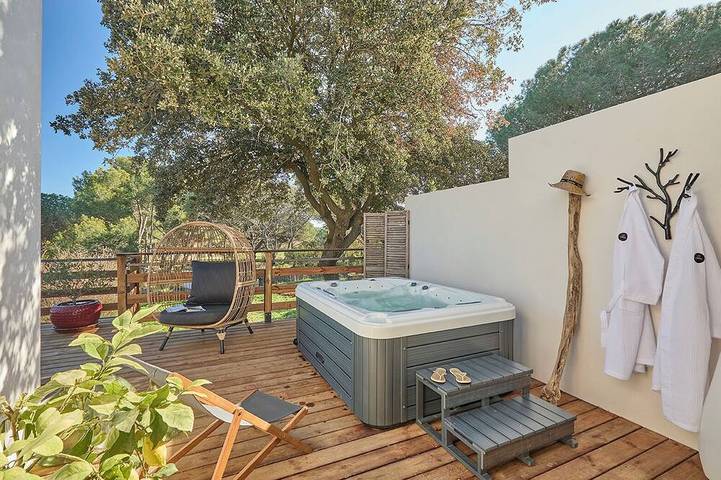 Maison de vacances pour 4 personnes, avec jardin et piscine ainsi que terrasse et jacuzzi à Servian