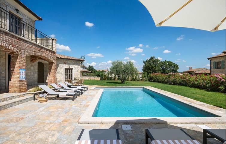Geräumige 2-Zimmer-Wohnung mit Pool und Terrasse in der Nähe des Stadtzentrums von Heraki in Sveti Lovreč Pazenatički, Zentralistrien