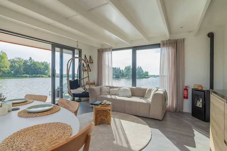 Surla-15 \"Levante\"- Experience ultimate luxury on the water! in Amsterdam Zuid, Nordholland