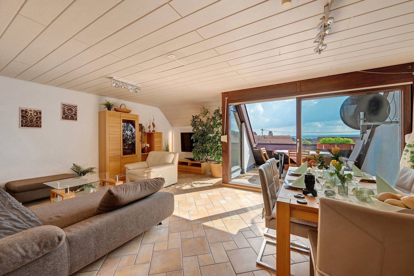 Apartamento entero, Amplio dúplex de tres habitaciones y 100 m² en ubicación céntrica in Sindelfingen, Northern Black Forest