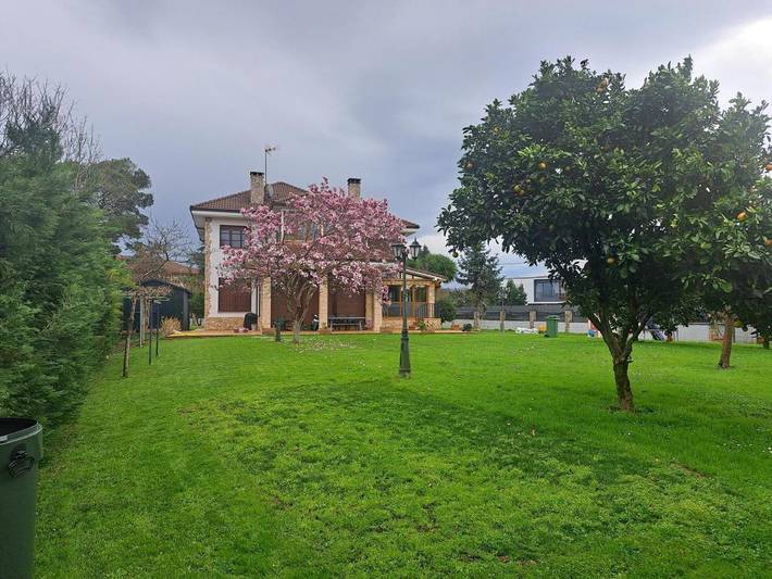 Apartamento para 12 personas, con vistas además de piscina y jardín, Familias con niños en Gijón