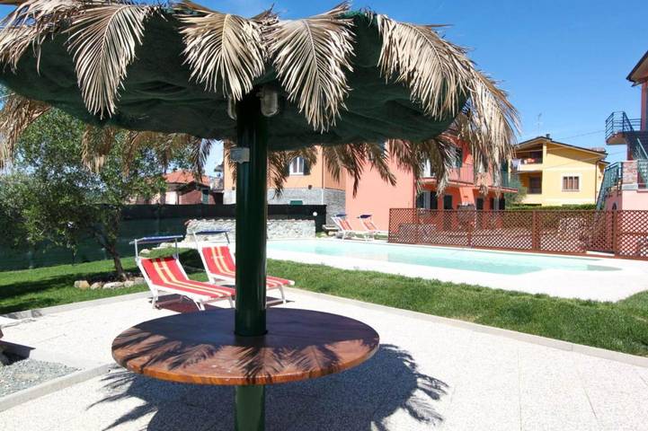 Appartamento per 5 persone, con Balcone e Terrazza nonché Giardino e Piscina a Santo Stefano di Magra