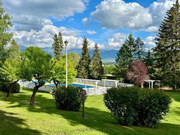 Gîte pour 5 personnes, avec vue ainsi que jardin et piscine à Enveitg