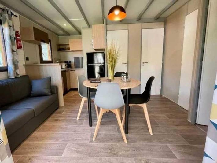 Camping pour 7 personnes, avec terrasse et piscine