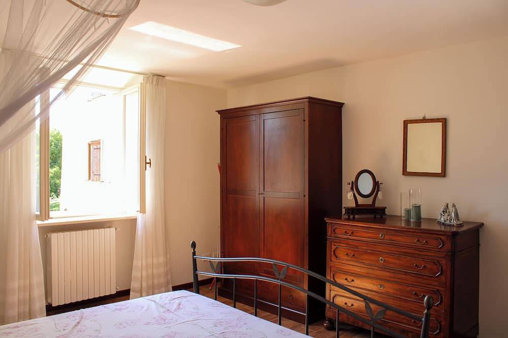 Martini House, eingebettet in den grünen Hügeln des Gardasees in Caprino Veronese, Gardasee-Berge