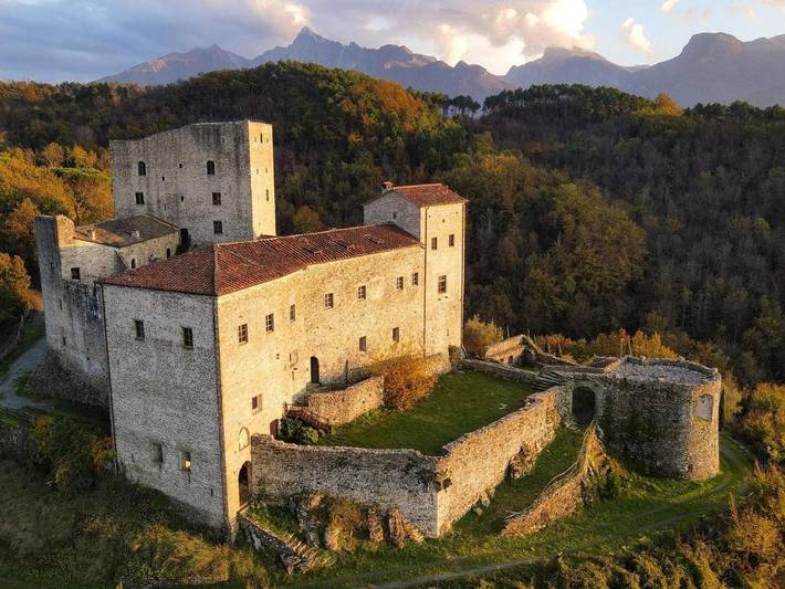 Bungalow per 2 persone, con Idromassaggio e Terrazza nonché Giardino e Piscina in Massa-Carrara
