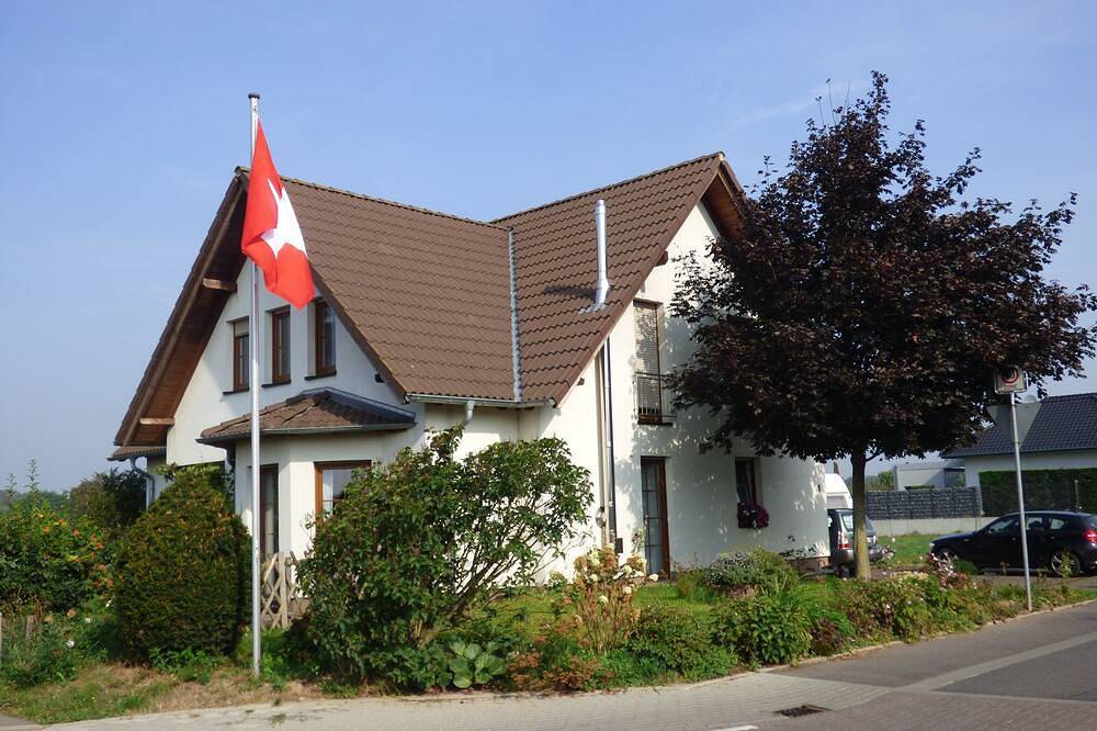Ganze Wohnung, Grosszügige, neu renovierte Ferienwohnung mit tollem Ausblick und großem Balkon in Wassenberg, Niederrhein