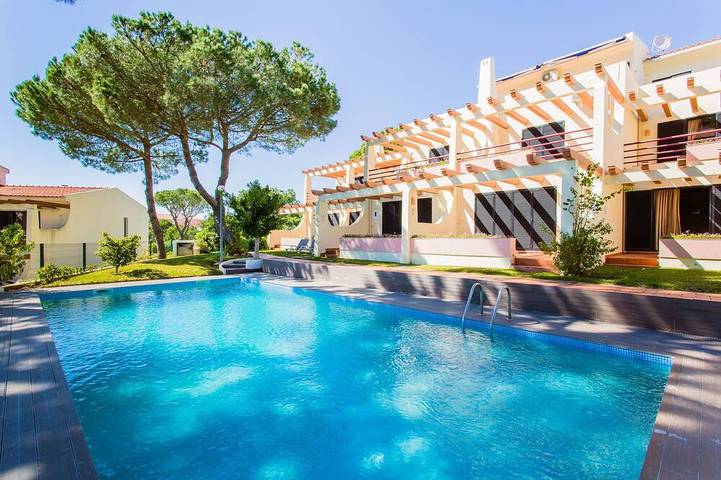 Holiday home for 6 people, with balcony and pool as well as garden in Algarve