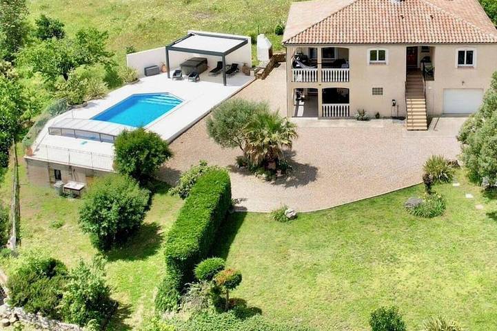 Location de vacances pour 9 personnes, avec jardin ainsi que jacuzzi et piscine à Olargues