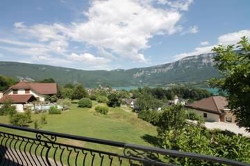 Location de vacances pour 12 personnes, avec vue sur le lac ainsi que balcon et jardin dans Lac d'Aiguebelette