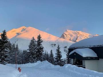 Gîte pour 4 personnes, avec balcon ainsi que piscine et vue à Manigod