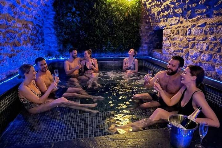 Location de vacances pour 31 personnes, avec Jacuzzi et Piscine dans Villampuy