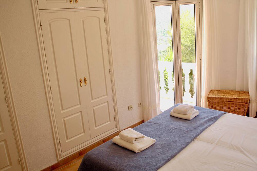 La Sella 4 bedroom, 3 bath villa,10x5m pool, A/Con all beds, wifi, great views. in La Sella, Pedreguer