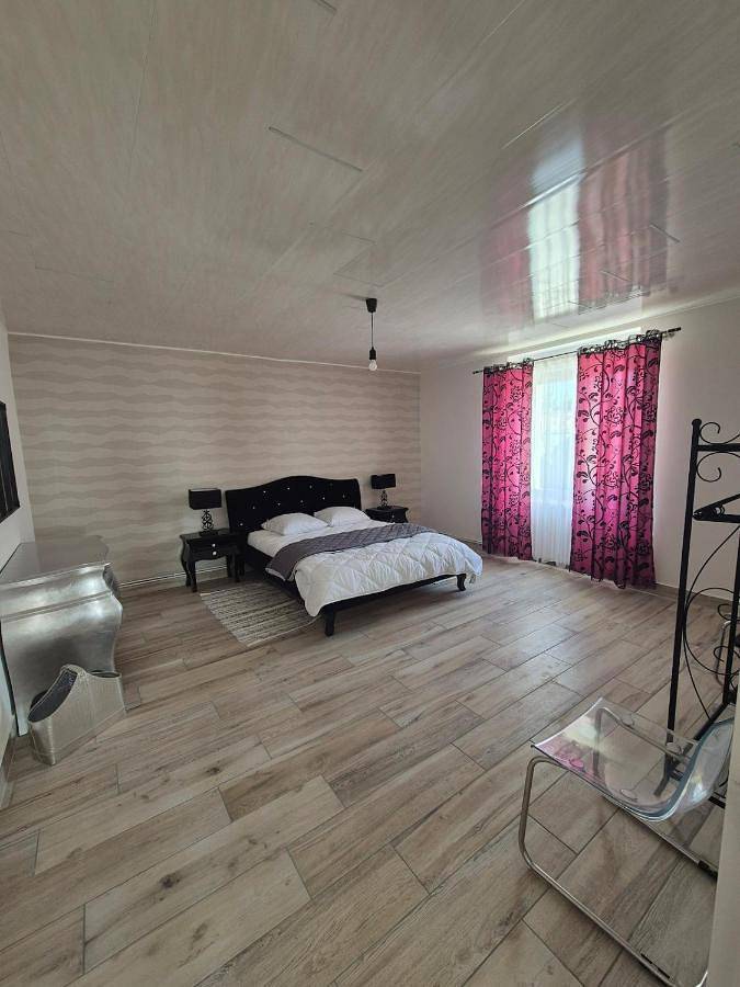 Location de vacances pour 14 personnes, avec Terrasse et Jardin à Nueil-les-Aubiers - 3
