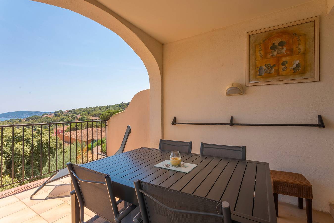 Appartement entier, Appartement 'Grimaud 4 Personnes Clim Vue Mer' avec vue sur mer, terrasse privée et climatisation in Grimaud, Région de Draguignan