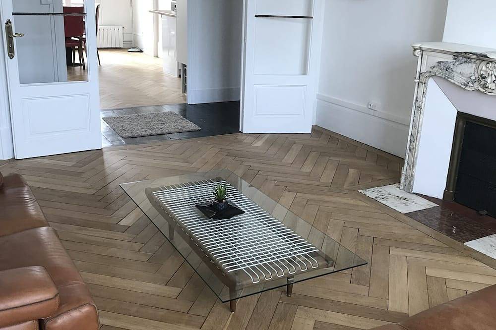 Appartement entier, Grand Appartement de Caractère in Lons-le-Saunier, Jura