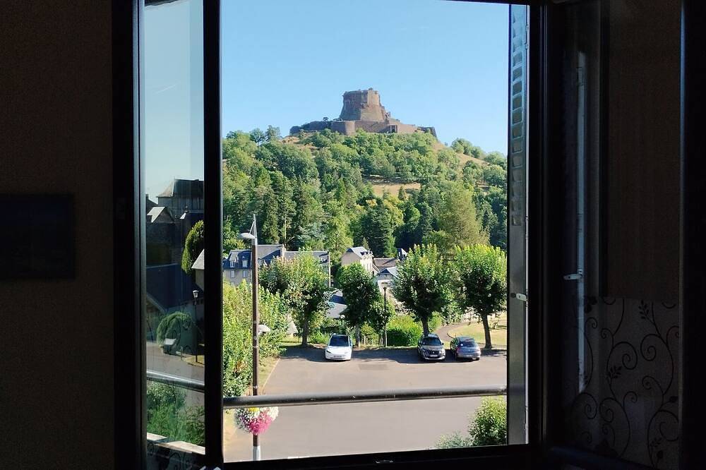 Appartement entier, Le Sancy vue sur château de Murol location vacances in Murol, Parc naturel régional des Volcans d'Auvergne